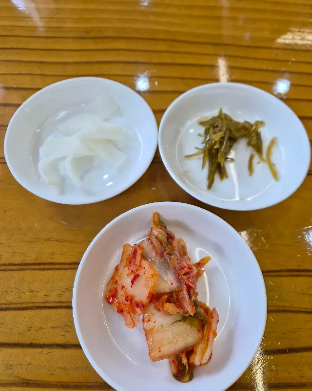 깔끔한 밑반찬 구성