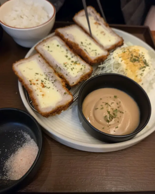 치즈가 듬뿍 들어간 치즈카츠
