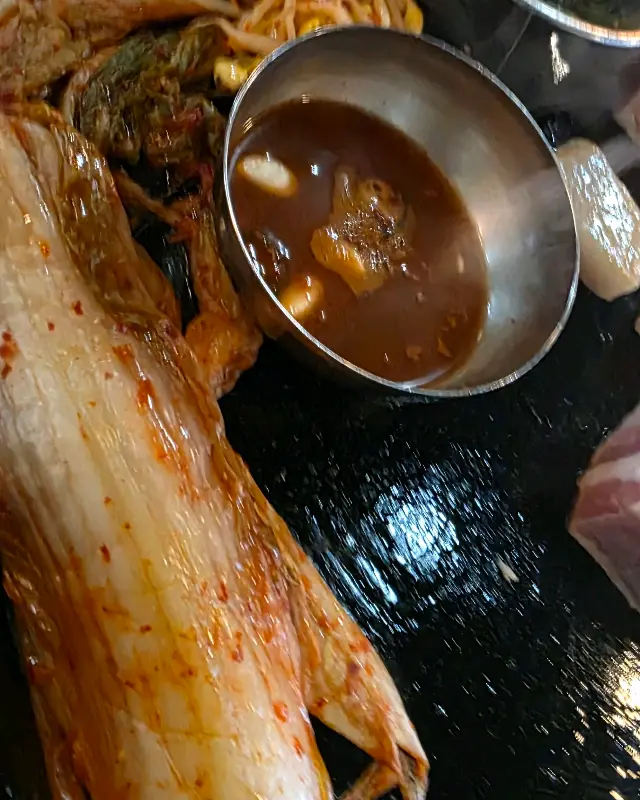 삼겹살 기름에 맛있게 구워진 김치