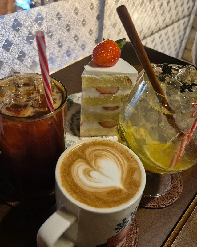 딸기가 올라간 케이크와 라떼
