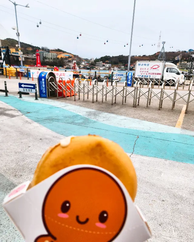 돌문어빵을 들고 있는 모습