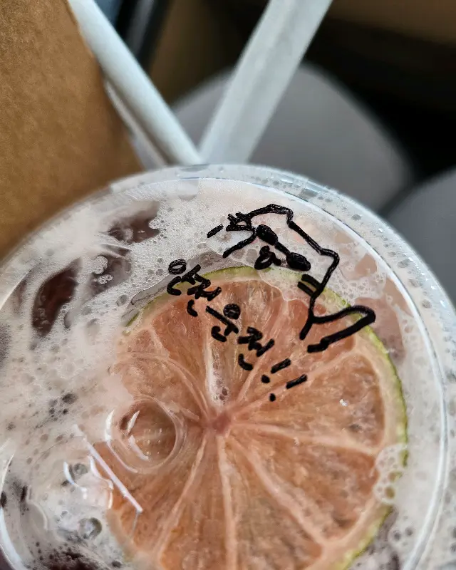 음료 컵에 그려진 귀여운 그림