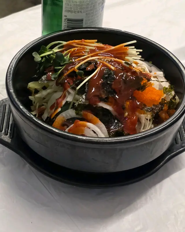 매콤한 양념에 비벼 먹는 막회 비빔밥