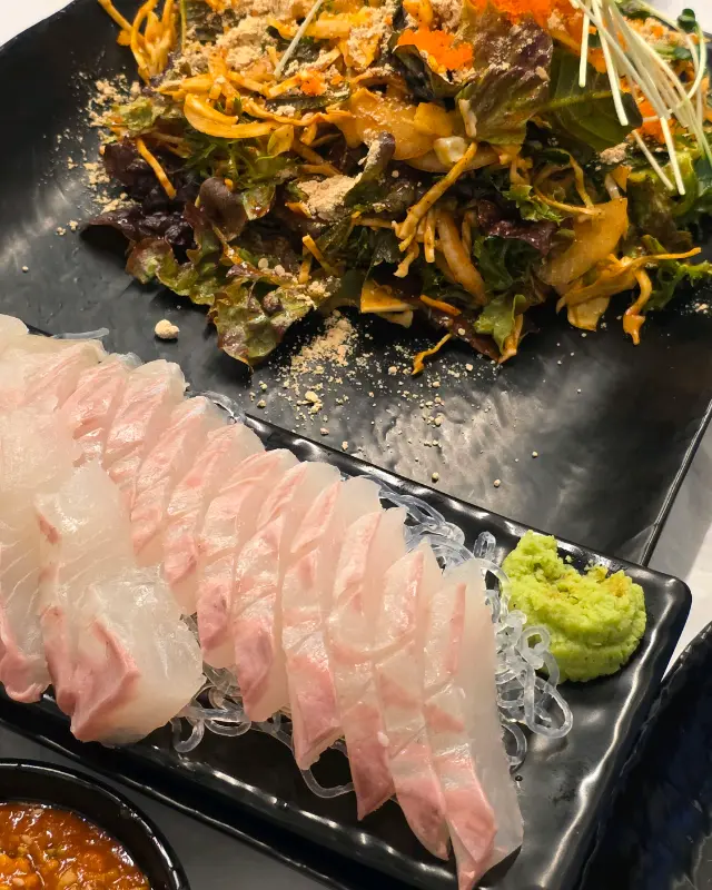 신선한 회와 야채 무침의 조화