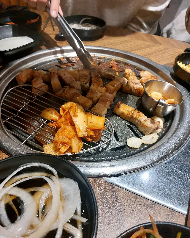 김치와 함께 구워지는 삼겹살