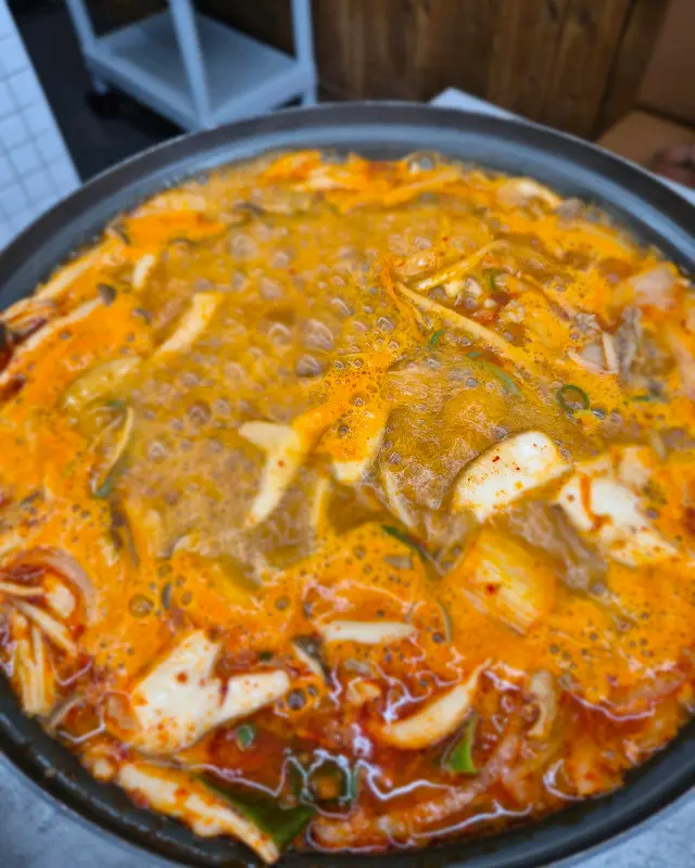 보글보글 끓는 찌개