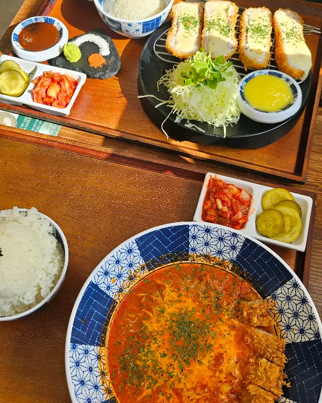 돈까스와 파스타, 밥, 김치, 장아찌가 쟁반 위에 올려져 있다.