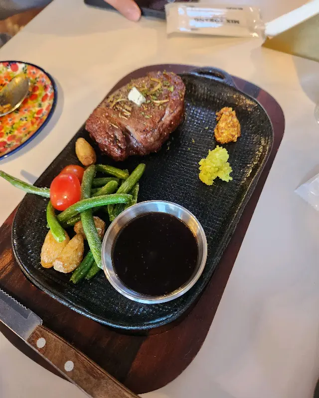 육즙 가득한 스테이크