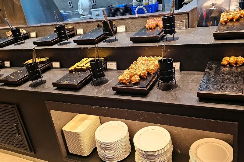 정갈하게 진열된 음식들