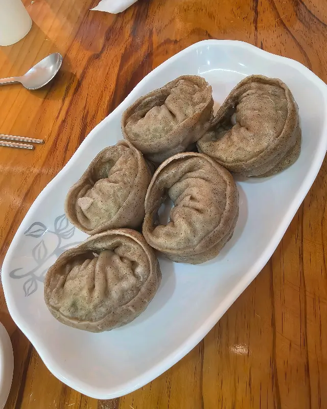 담백하고 쫄깃한 메밀 만두