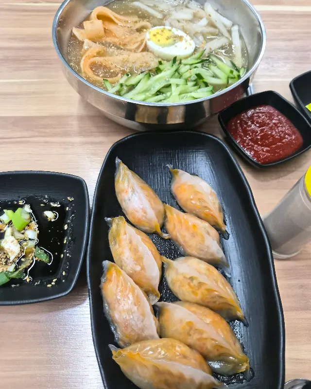 만두와 냉면의 조화