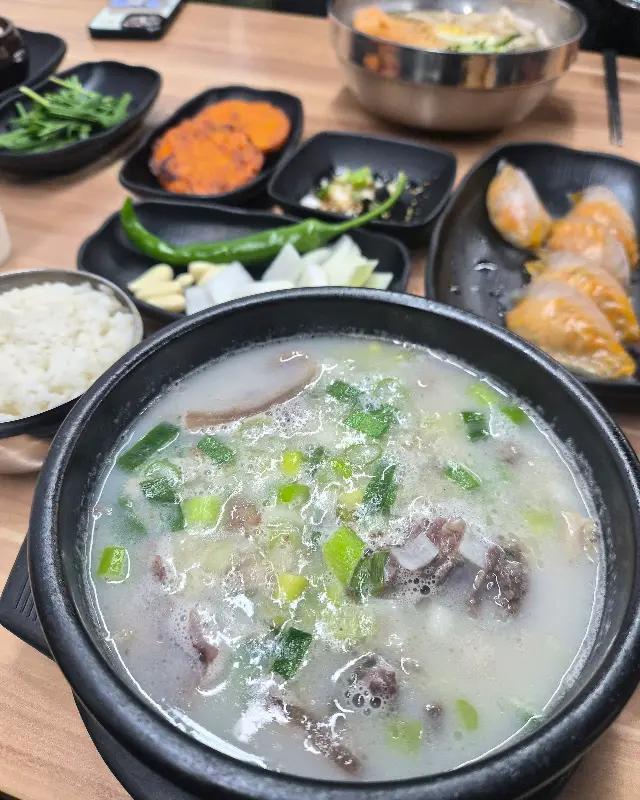 얼큰돼지국밥의 푸짐한 내용물