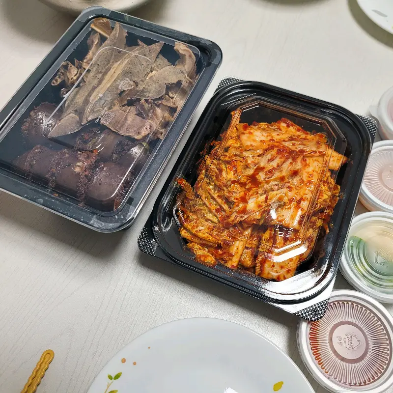 포장해온 모듬순대와 겉절이