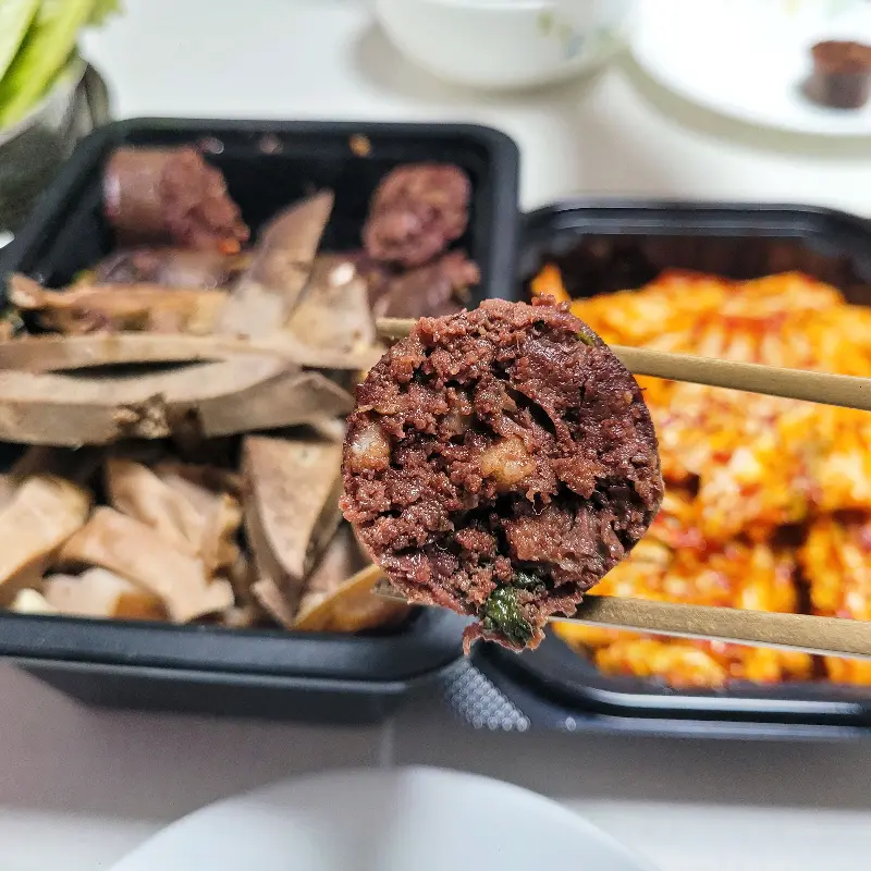 젓가락으로 집어든 순대