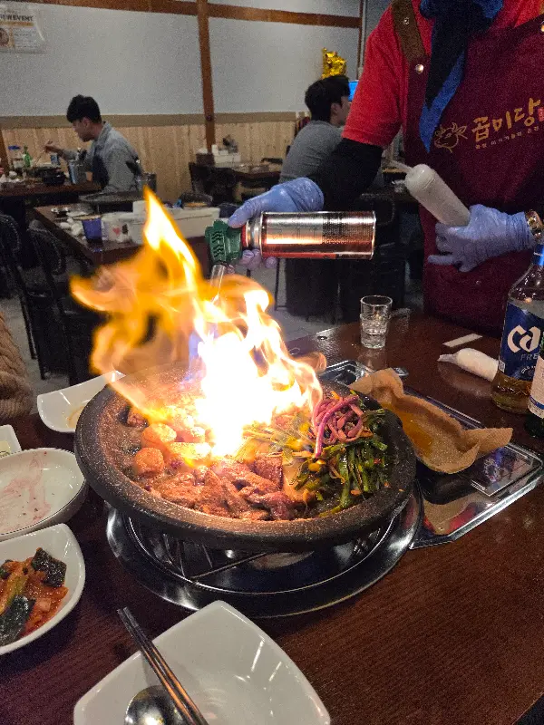 불쇼가 펼쳐지는 곱창전골의 역동적인 모습