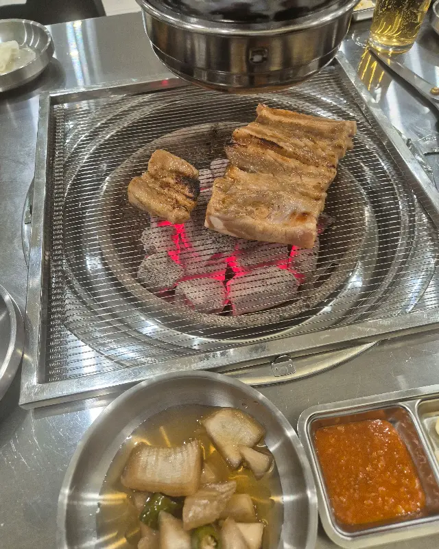 윤슬갈비에서 제공되는 다양한 밑반찬