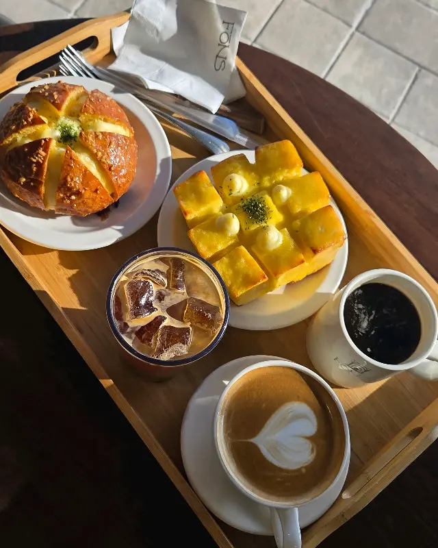 맛있어 보이는 빵과 커피