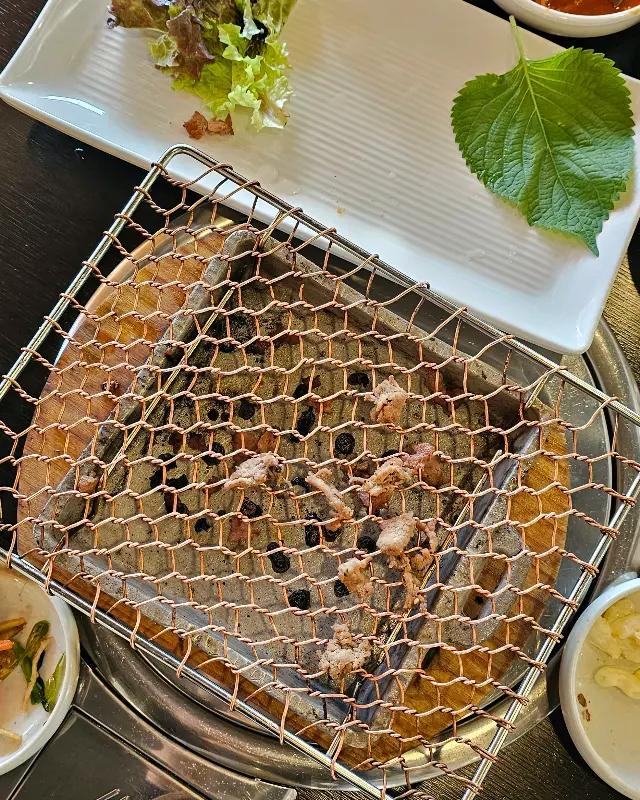 푸짐한 쌈채소와 돼지불고기 한상차림