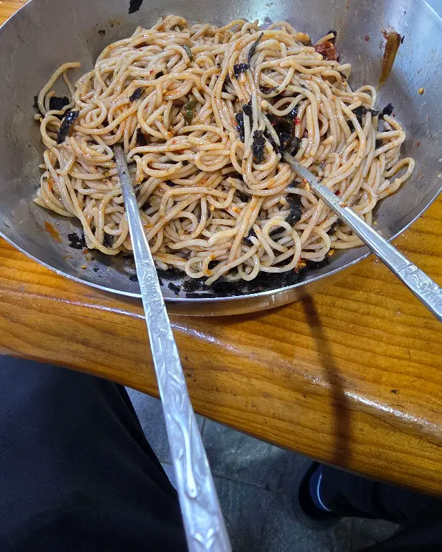 젓가락으로 비빈 막국수