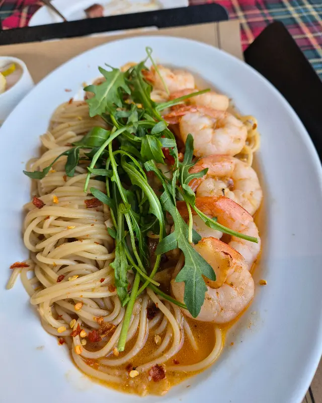 신선한 루꼴라가 듬뿍 올려진 알리오올리오