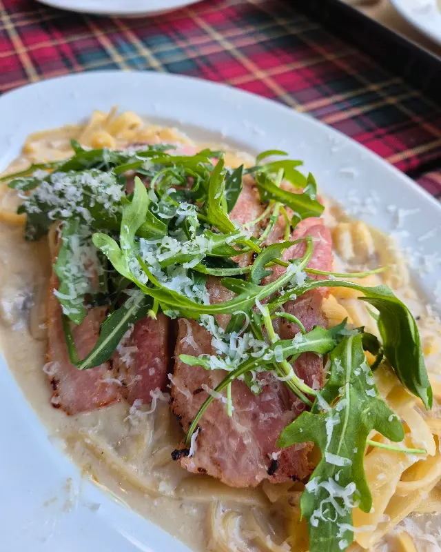 루꼴라와 새우가 듬뿍 올려진 알리오올리오 파스타