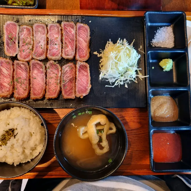 미슐당 규카츠 정식 전체샷