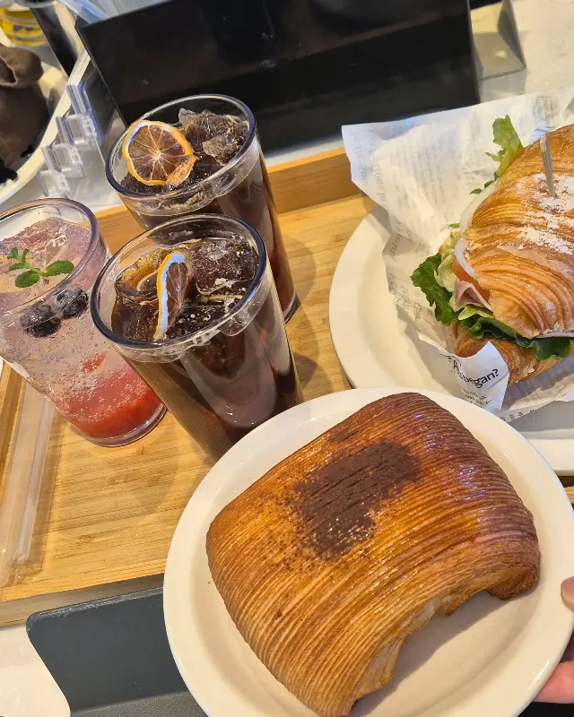 빵과 음료가 함께 놓인 트레이