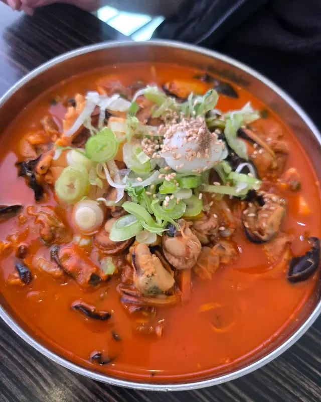 푸짐한 해산물이 인상적인 짬뽕