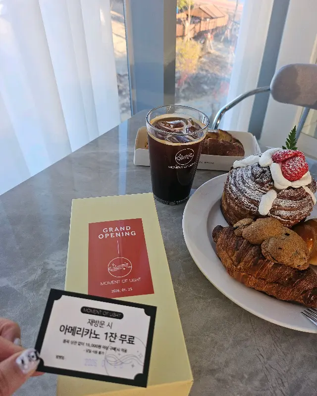 카페 라떼와 두쫀쿠