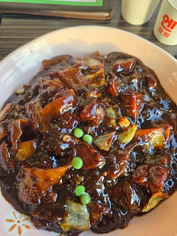 윤기가 흐르는 짜장면