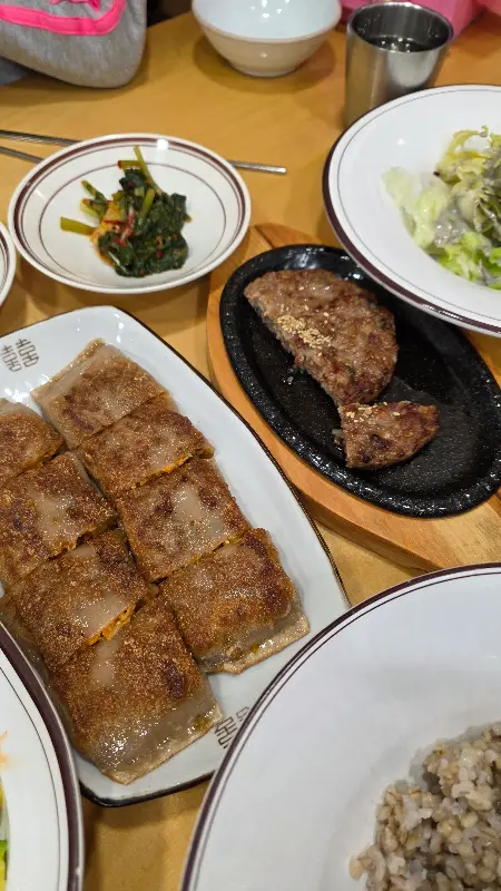 다양한 반찬과 함께 즐기는 풍성한 식사