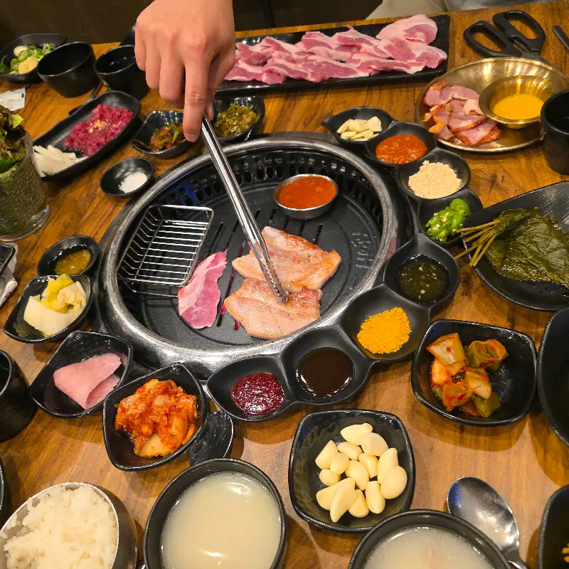 고기를 굽는 모습