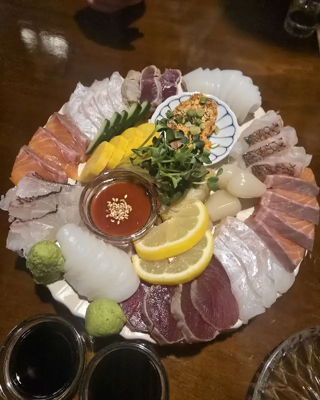 다양한 종류의 숙성회가 담긴 모듬 접시