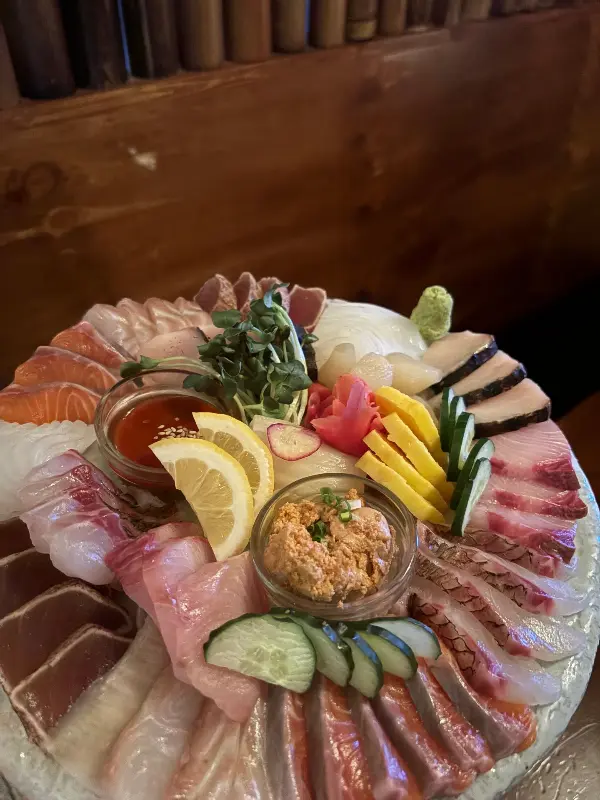 정갈하게 담겨 나온 숙성회 모듬