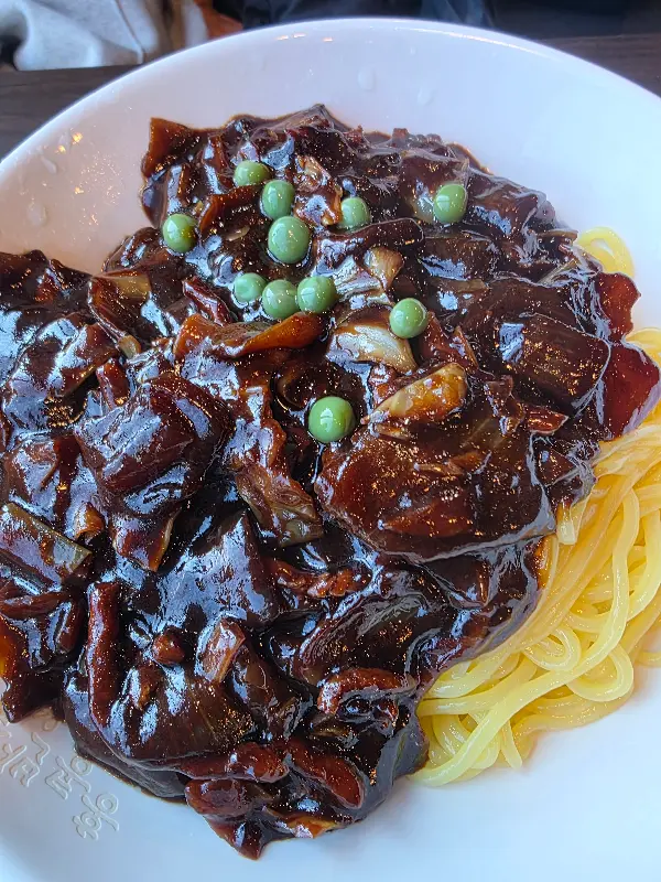 윤기가 흐르는 짜장면