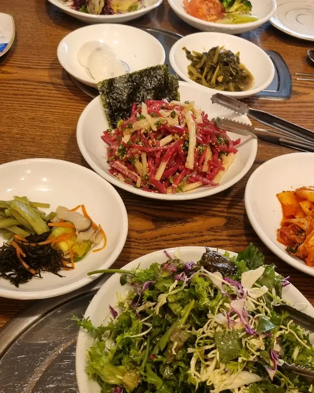 다채로운 밑반찬의 향연