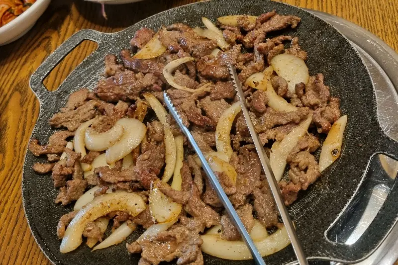 윤기가 흐르는 오리불고기