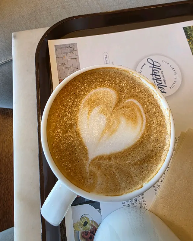 하트 모양 라떼 아트가 인상적인 따뜻한 아메리카노