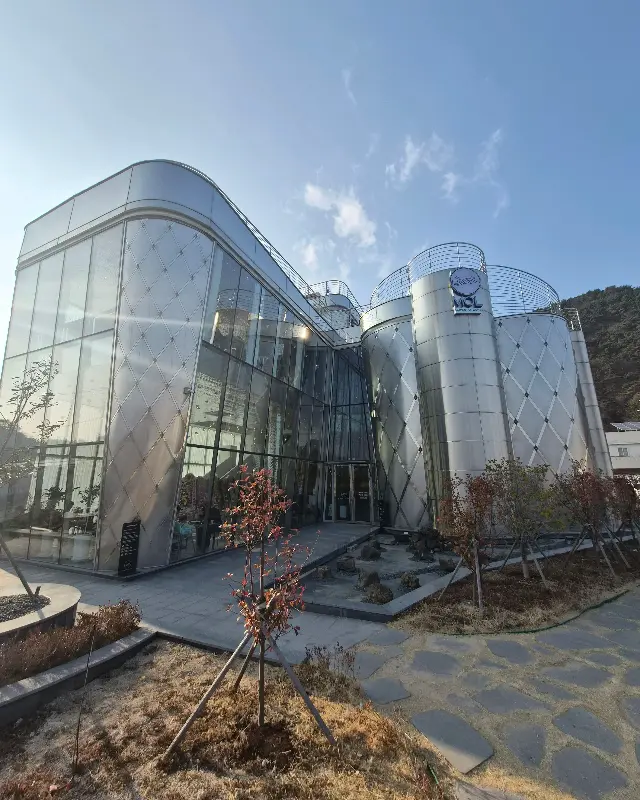 엠오엘 카페 외관