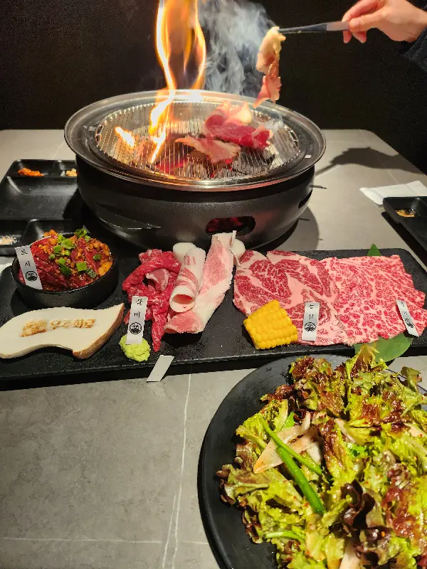 화로 위에서 구워지는 살치살의 모습