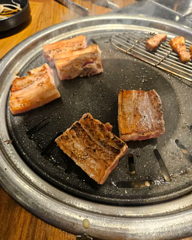 숯불 위에 구워지는 삼겹살