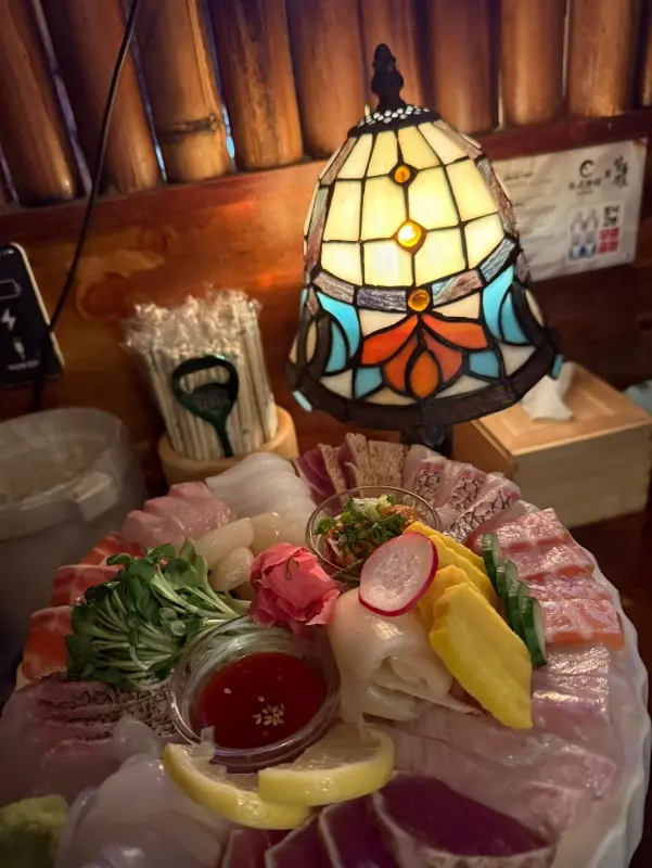 아늑한 분위기의 테이블과 스테인드 글라스 조명