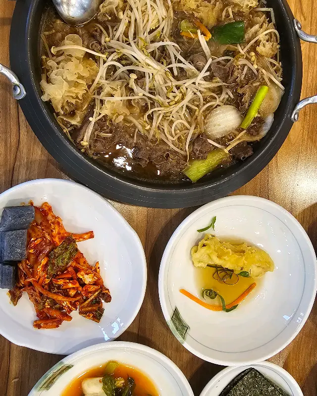 소불고기와 다채로운 반찬