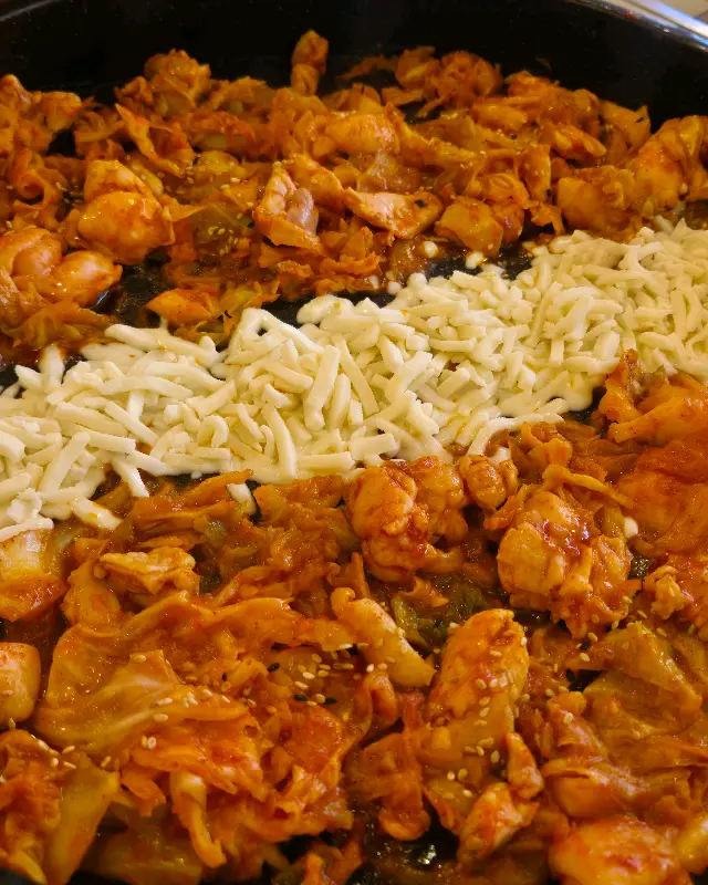 닭갈비 위에 뿌려진 모짜렐라 치즈의 모습