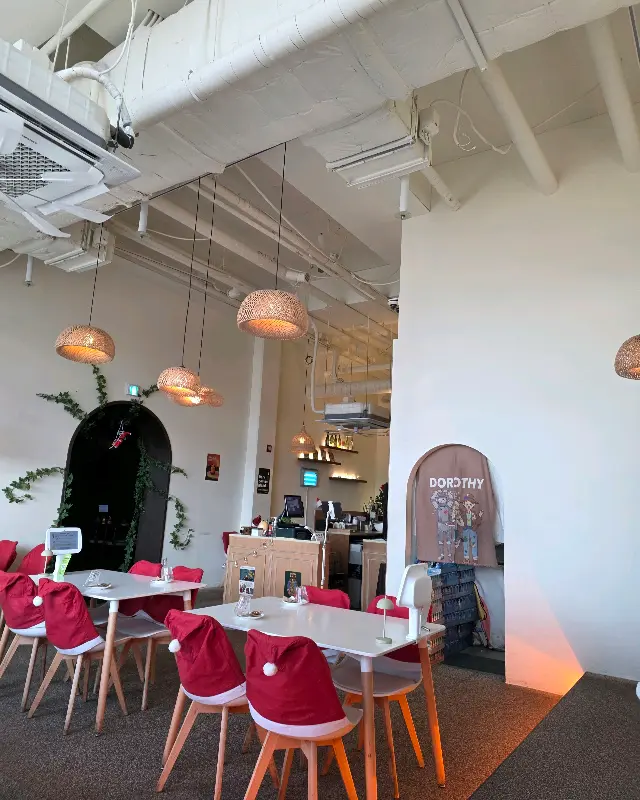 아늑하고 편안한 분위기의 내부