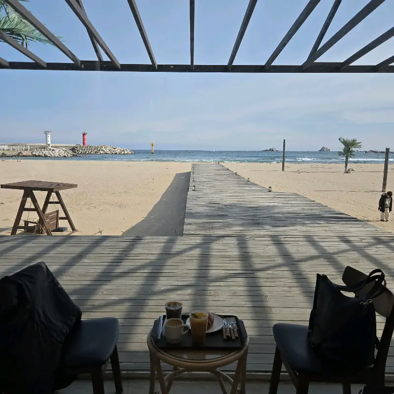 카페에서 바로 연결되는 해변 산책로