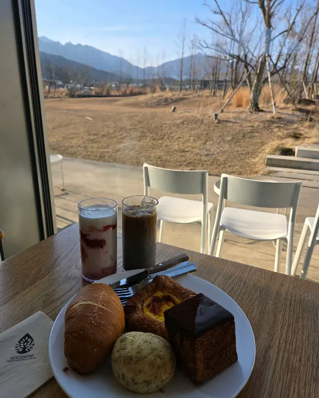 맛있는 빵과 음료, 그리고 아름다운 울산바위 뷰