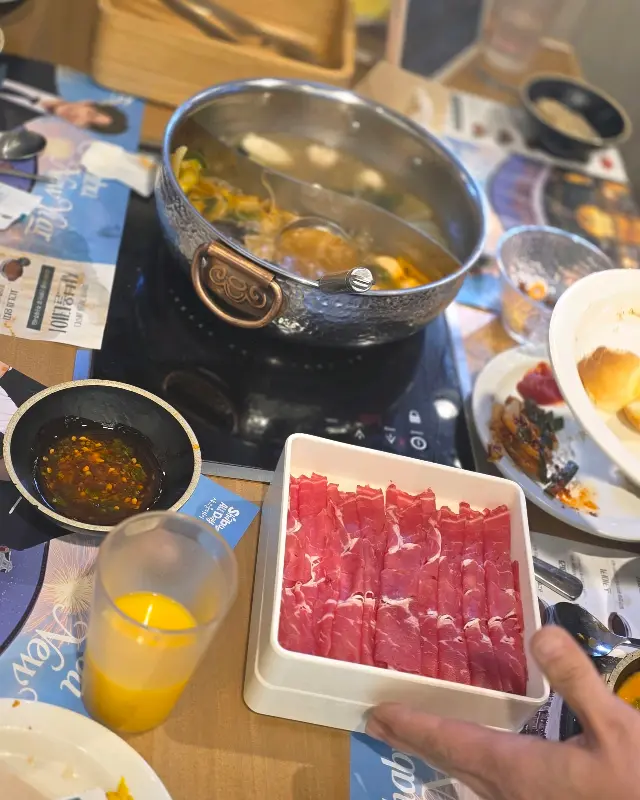 샤브샤브를 즐기는 모습