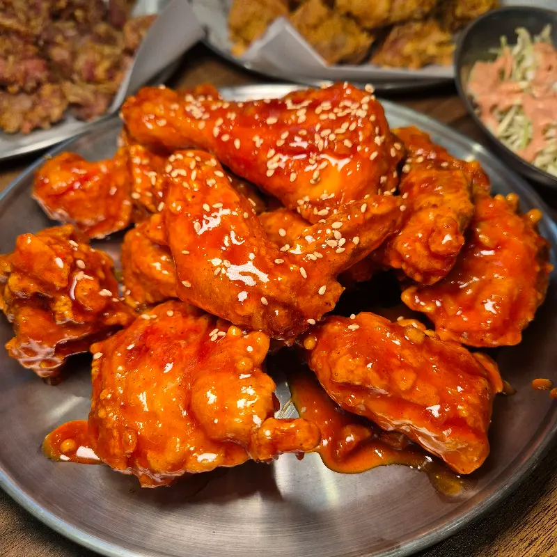 윤기가 흐르는 양념 치킨