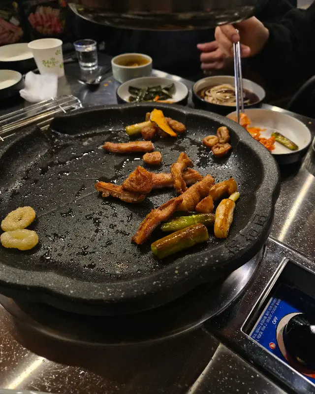 테이블 가득 차려진 음식들